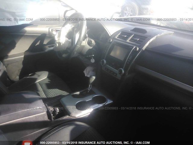 4T1BF1FK1EU452251 - 2014 TOYOTA CAMRY L/SE/LE/XLE თეთრი ფოტო 5