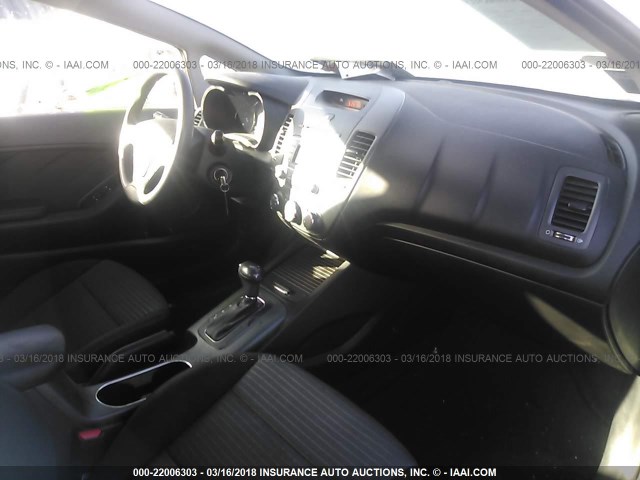 KNAFX4A62F5415278 - 2015 KIA FORTE LX WHITE photo 5