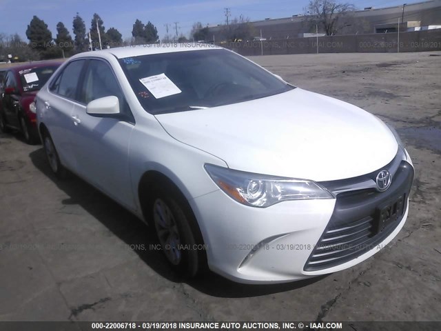 4T4BF1FK2FR507698 - 2015 TOYOTA CAMRY LE/XLE/SE/XSE WHITE photo 1