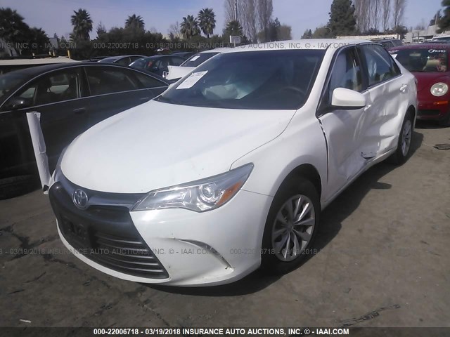 4T4BF1FK2FR507698 - 2015 TOYOTA CAMRY LE/XLE/SE/XSE WHITE photo 2