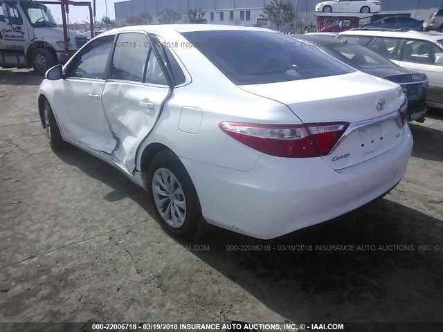 4T4BF1FK2FR507698 - 2015 TOYOTA CAMRY LE/XLE/SE/XSE WHITE photo 3