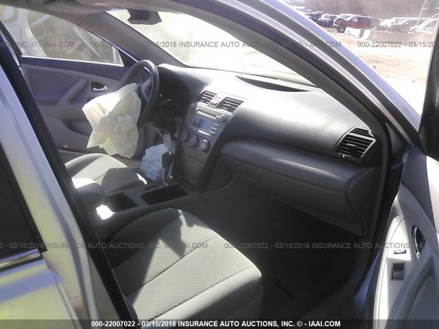 4T4BE46K99R061560 - 2009 TOYOTA CAMRY SE/LE/XLE SILVER photo 5