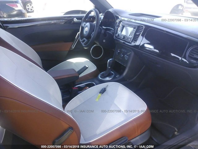 3VWF17AT4FM656777 - 2015 VOLKSWAGEN BEETLE 1.8T 黑色 照片 5