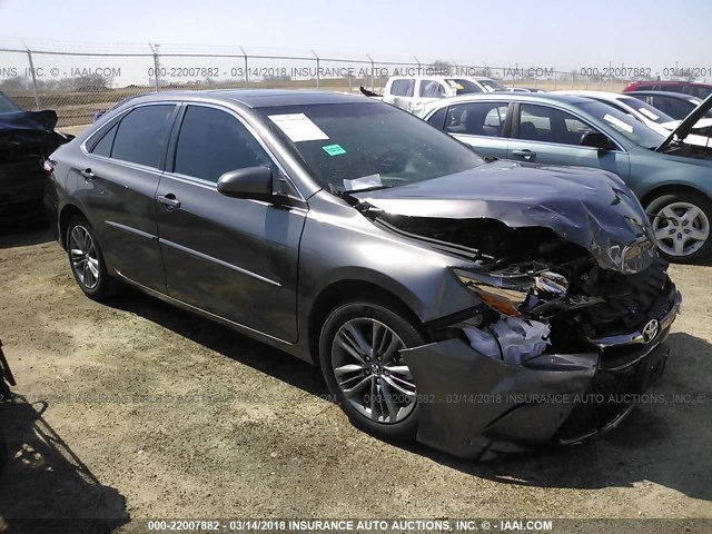 4T1BF1FK9HU341533 - 2017 TOYOTA CAMRY LE/XLE/SE/XSE ნაცრისფერი ფოტო 1