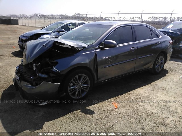 4T1BF1FK9HU341533 - 2017 TOYOTA CAMRY LE/XLE/SE/XSE ნაცრისფერი ფოტო 2