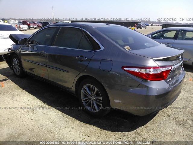 4T1BF1FK9HU341533 - 2017 TOYOTA CAMRY LE/XLE/SE/XSE GRAY photo 3