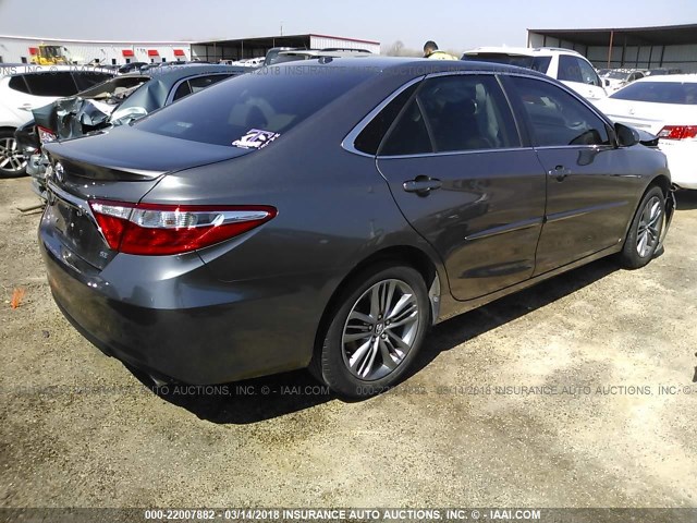 4T1BF1FK9HU341533 - 2017 TOYOTA CAMRY LE/XLE/SE/XSE ნაცრისფერი ფოტო 4