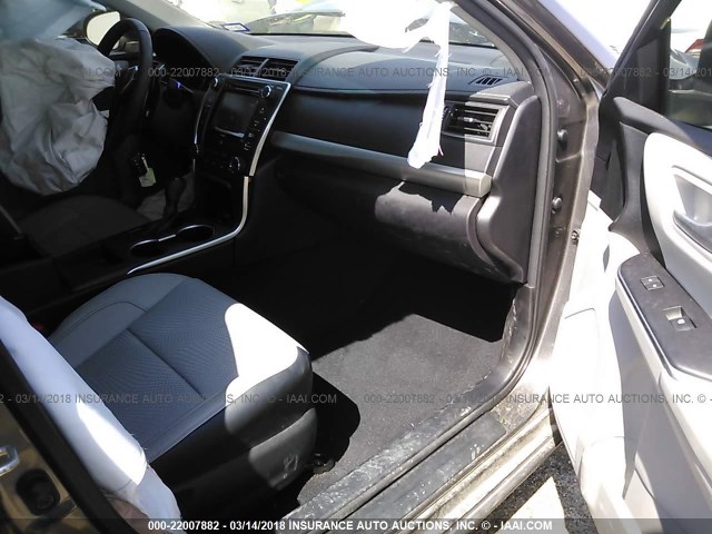 4T1BF1FK9HU341533 - 2017 TOYOTA CAMRY LE/XLE/SE/XSE ნაცრისფერი ფოტო 5