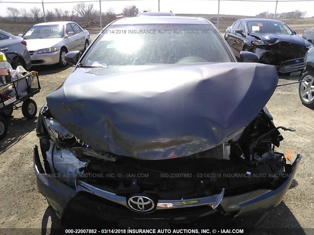 4T1BF1FK9HU341533 - 2017 TOYOTA CAMRY LE/XLE/SE/XSE ნაცრისფერი ფოტო 6