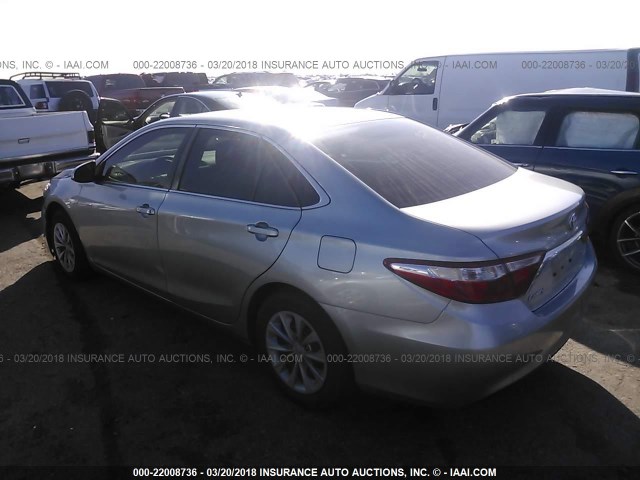 4T4BF1FK2FR461709 - 2015 TOYOTA CAMRY LE/XLE/SE/XSE SILVER photo 3