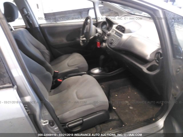 JHMGE8H24AS023502 - 2010 HONDA FIT SILVER photo 5