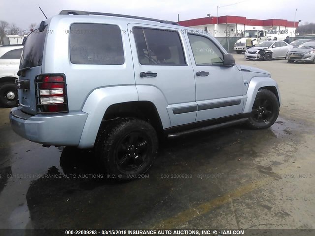 1C4PJMAK1CW134813 - 2012 JEEP LIBERTY SPORT 浅蓝色 照片 4