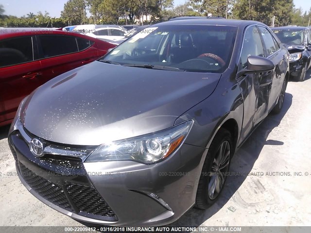 4T1BF1FK7GU233457 - 2016 TOYOTA CAMRY LE/XLE/SE/XSE GRAY photo 2