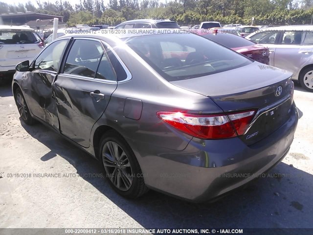 4T1BF1FK7GU233457 - 2016 TOYOTA CAMRY LE/XLE/SE/XSE GRAY photo 3