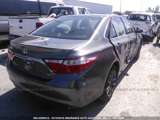 4T1BF1FK7GU233457 - 2016 TOYOTA CAMRY LE/XLE/SE/XSE GRAY photo 4