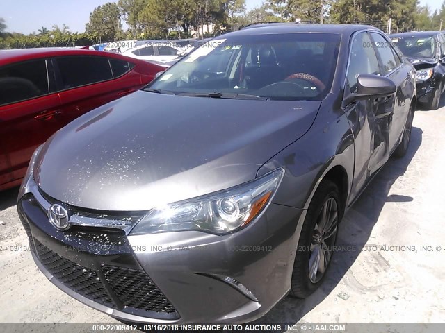 4T1BF1FK7GU233457 - 2016 TOYOTA CAMRY LE/XLE/SE/XSE GRAY photo 6