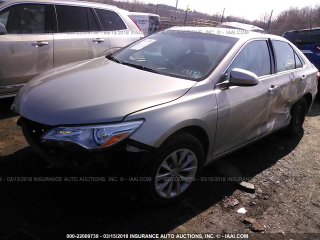 4T4BF1FK0FR469422 - 2015 TOYOTA CAMRY LE/XLE/SE/XSE BEIGE photo 2