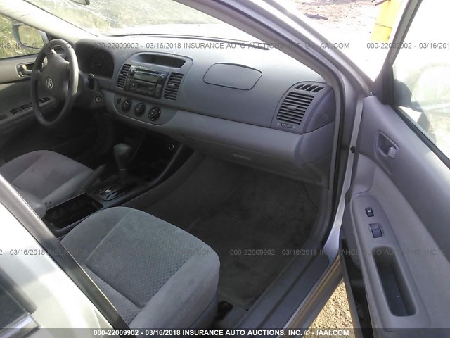 4T1BE30K64U266193 - 2004 TOYOTA CAMRY LE/XLE/SE ვერცხლისფერი ფოტო 5