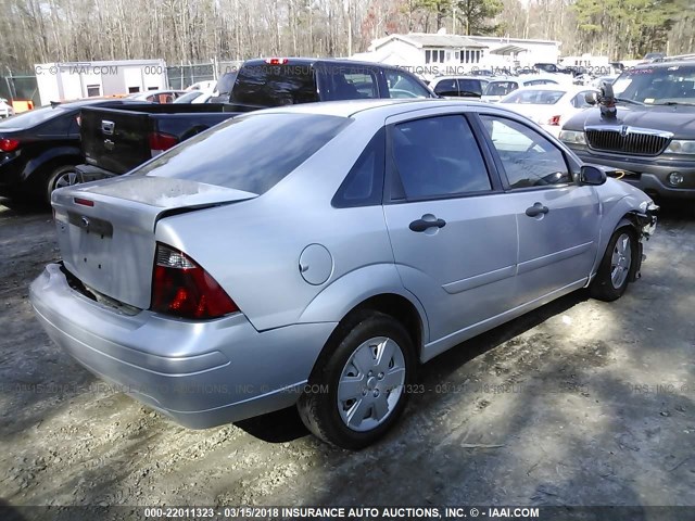 1FAFP34N77W141223 - 2007 FORD FOCUS ZX4/S/SE/SES SILVER photo 4