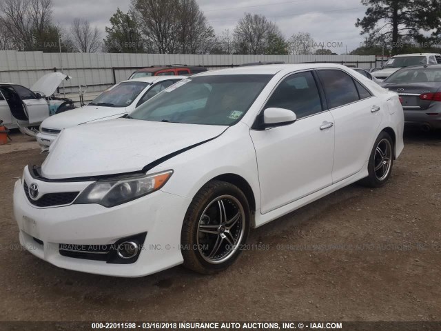 4T1BF1FK3CU169525 - 2012 TOYOTA CAMRY SE/LE/XLE Белый фото 2