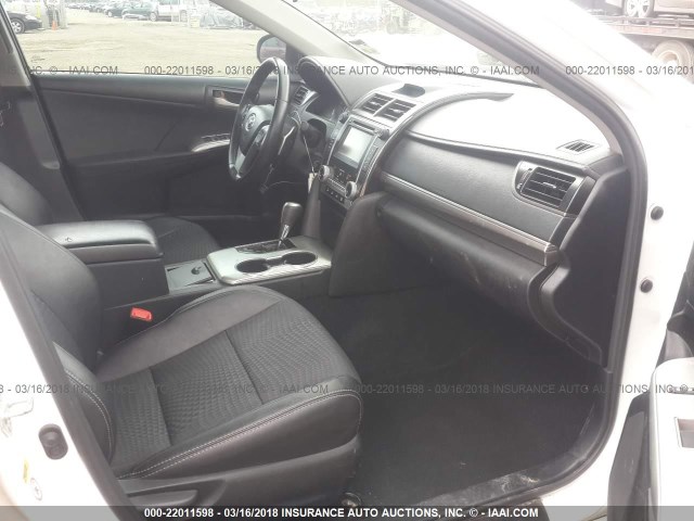 4T1BF1FK3CU169525 - 2012 TOYOTA CAMRY SE/LE/XLE Белый фото 5