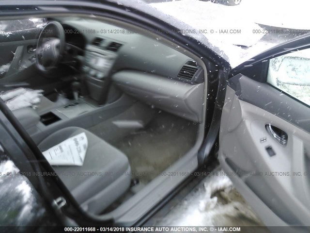 4T1BE46K09U329177 - 2009 TOYOTA CAMRY SE/LE/XLE Серый фото 5