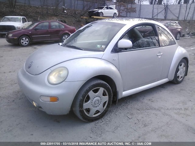 3VWDD21C0YM417330 - 2000 VOLKSWAGEN NEW BEETLE GLX 银色 照片 2