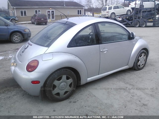3VWDD21C0YM417330 - 2000 VOLKSWAGEN NEW BEETLE GLX 银色 照片 4