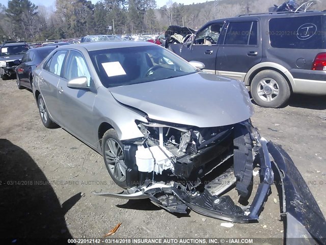 4T1BF1FK2FU495384 - 2015 TOYOTA CAMRY LE/XLE/SE/XSE ვერცხლისფერი ფოტო 1