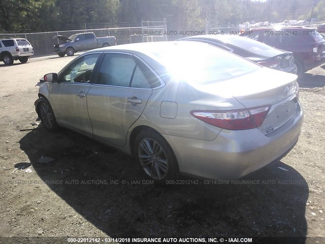 4T1BF1FK2FU495384 - 2015 TOYOTA CAMRY LE/XLE/SE/XSE SILVER photo 3