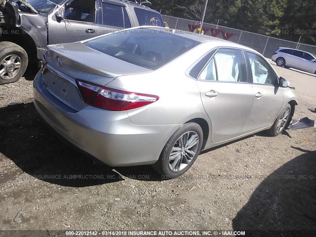 4T1BF1FK2FU495384 - 2015 TOYOTA CAMRY LE/XLE/SE/XSE ვერცხლისფერი ფოტო 4