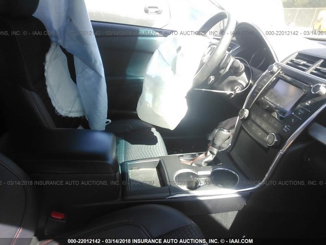 4T1BF1FK2FU495384 - 2015 TOYOTA CAMRY LE/XLE/SE/XSE ვერცხლისფერი ფოტო 5