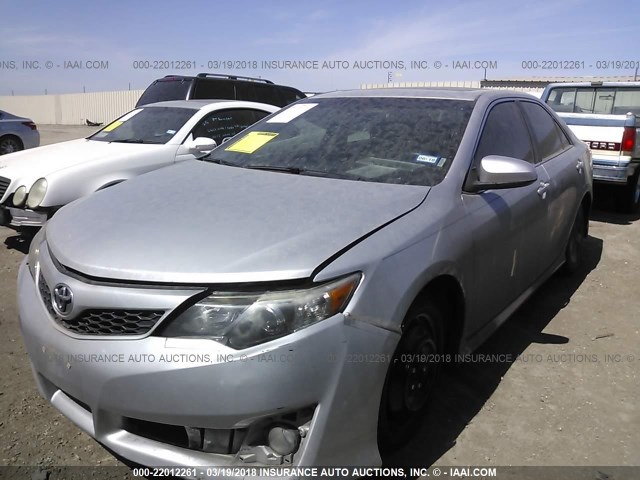 4T1BF1FK4EU377433 - 2014 TOYOTA CAMRY L/SE/LE/XLE 银色 照片 2