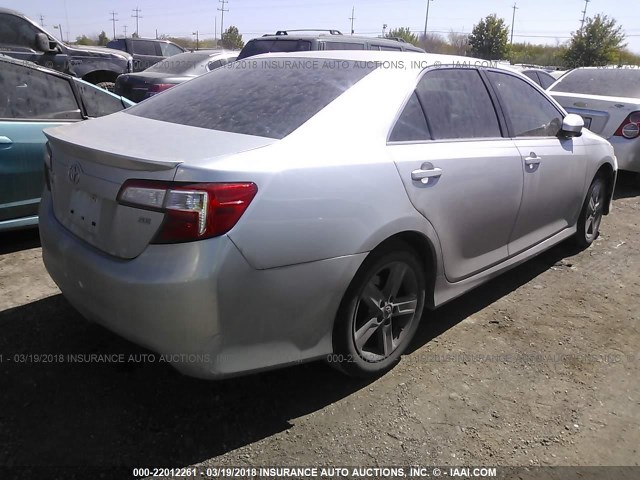 4T1BF1FK4EU377433 - 2014 TOYOTA CAMRY L/SE/LE/XLE 银色 照片 4