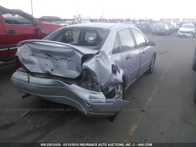 1FAFP38352W261135 - 2002 FORD FOCUS ZTS SILVER photo 4