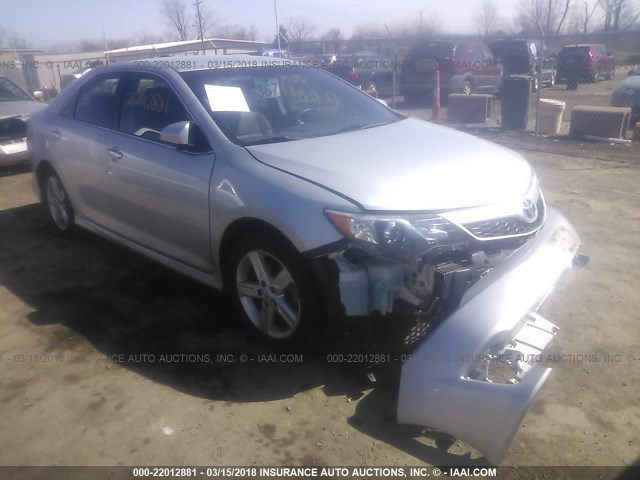4T1BF1FK1EU382461 - 2014 TOYOTA CAMRY L/SE/LE/XLE 银色 照片 1