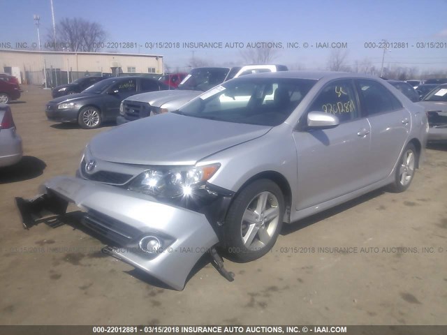 4T1BF1FK1EU382461 - 2014 TOYOTA CAMRY L/SE/LE/XLE SILVER photo 2