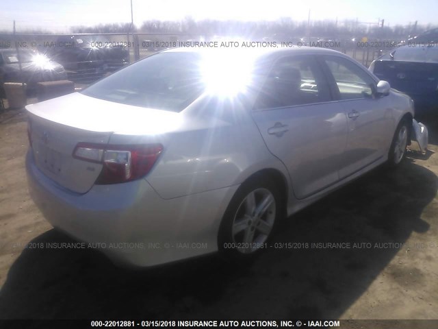 4T1BF1FK1EU382461 - 2014 TOYOTA CAMRY L/SE/LE/XLE 银色 照片 4