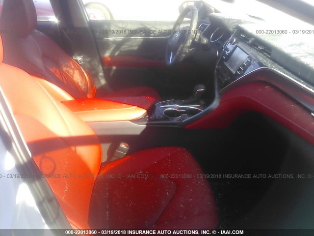 4T1B61HK9JU070802 - 2018 TOYOTA CAMRY XSE WHITE photo 5