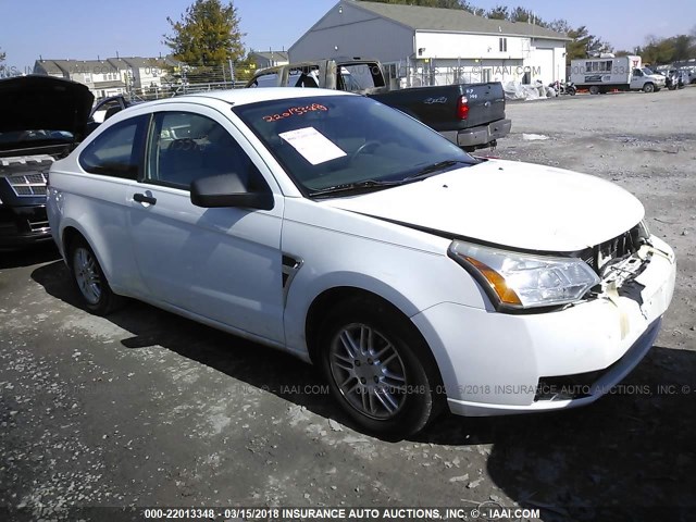 1FAHP33N18W227722 - 2008 FORD FOCUS SE/SEL/SES WHITE photo 1