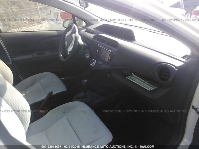 JTDKDTB30G1130869 - 2016 TOYOTA PRIUS C WHITE photo 5