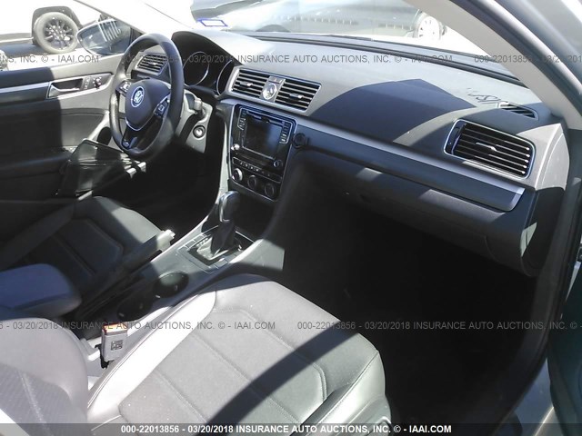1VWDT7A33HC072375 - 2017 VOLKSWAGEN PASSAT R-LINE Gümüş foto 5
