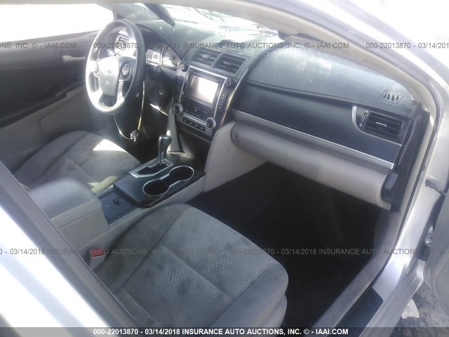 4T4BF1FK1CR219862 - 2012 TOYOTA CAMRY SE/LE/XLE ვერცხლისფერი ფოტო 5