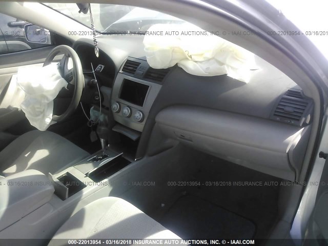 4T4BF3EK1BR166186 - 2011 TOYOTA CAMRY SE/LE/XLE SILVER photo 5