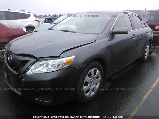 4T1BF3EK6BU716976 - 2011 TOYOTA CAMRY SE/LE/XLE GRAY photo 2