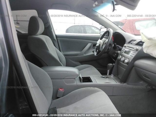 4T1BF3EK6BU716976 - 2011 TOYOTA CAMRY SE/LE/XLE GRAY photo 5