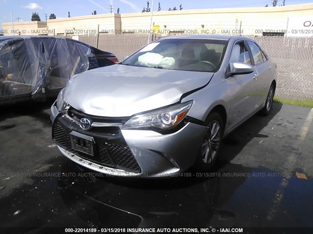 4T1BF1FK7GU135870 - 2016 TOYOTA CAMRY LE/XLE/SE/XSE Argent photo 2