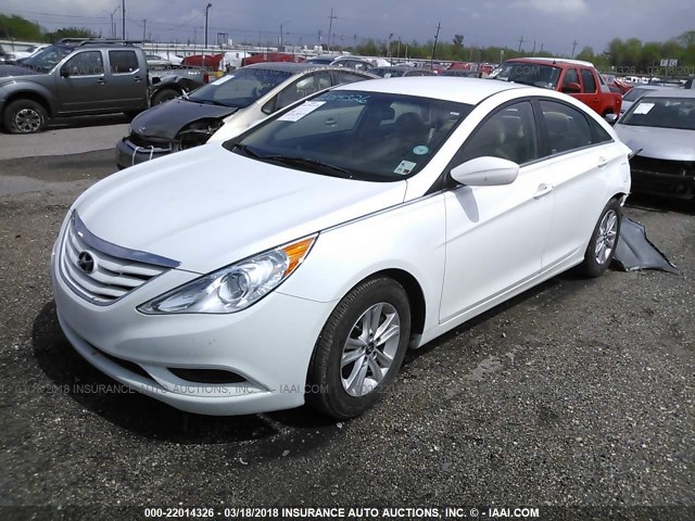 5NPEB4ACXDH718082 - 2013 HYUNDAI SONATA GLS WHITE photo 2