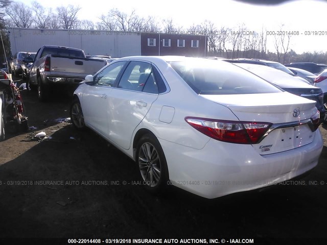 4T1BF1FK9GU218331 - 2016 TOYOTA CAMRY LE/XLE/SE/XSE WHITE photo 3