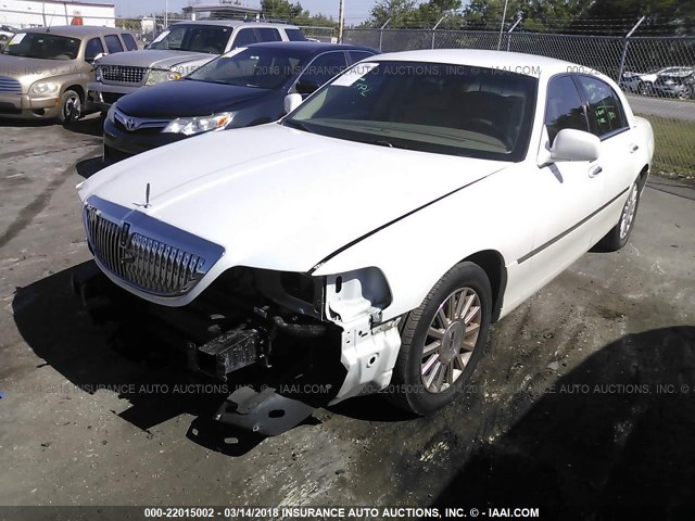 1LNHM81W83Y625451 - 2003 LINCOLN TOWN CAR EXECUTIVE WHITE photo 2